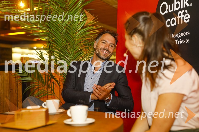  David Urankar, televizijski voditelj, maneken;  Urška  Fartelj, blog 220 stopinj poševnoOtvoritev salona Qubik Caffe