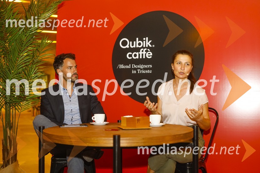  David Urankar, televizijski voditelj, maneken;  Urška  Fartelj, blog 220 stopinj poševnoOtvoritev salona Qubik Caffe