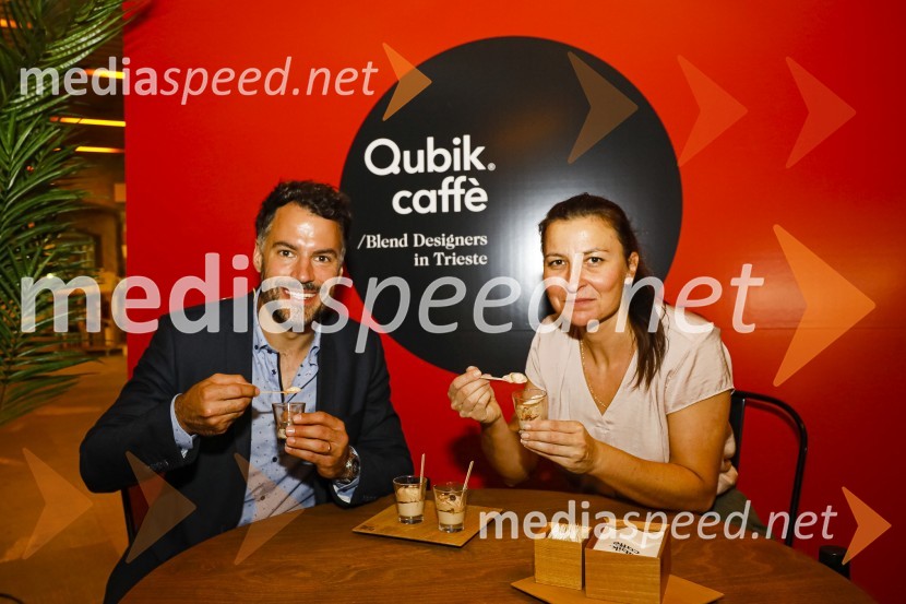  David Urankar, televizijski voditelj, maneken;  Urška  Fartelj, blog 220 stopinj poševnoOtvoritev salona Qubik Caffe