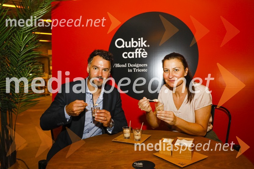  David Urankar, televizijski voditelj, maneken;  Urška  Fartelj, blog 220 stopinj poševnoOtvoritev salona Qubik Caffe