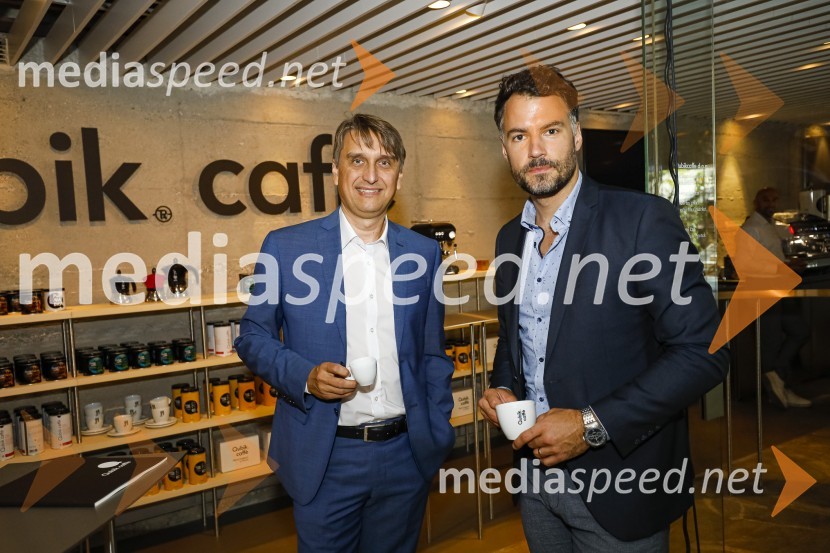  Igor Kobal, direktor podjetja Qubikcaffe;  David Urankar, televizijski voditelj, manekenOtvoritev salona Qubik Caffe