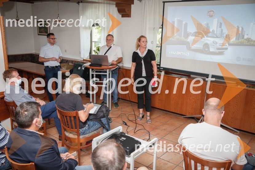  Matej Ahačič, produktni vodja, Avto Triglav PSC LJ;  ... ;  Petra  Tašker Žumer, vodja marketinga Avto Triglav d.o.o.Fiat 500 Hybrid, slovenska predstavitev