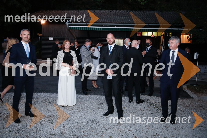  ... ; mag. Sonja  Šmuc, generalna direktorica Gospodarske zbornice Slovenije;  Boštjan Gorjup, direktor podjetja BSH, predsednik Gospodarske zbornice Slovenije;  Aleksander  Zalaznik, generalni direktor Danfoss Trata, predsednik Združenja Manager52. podelitev Nagrad GZS za izjemne gospodarske in podjetniške dosežke