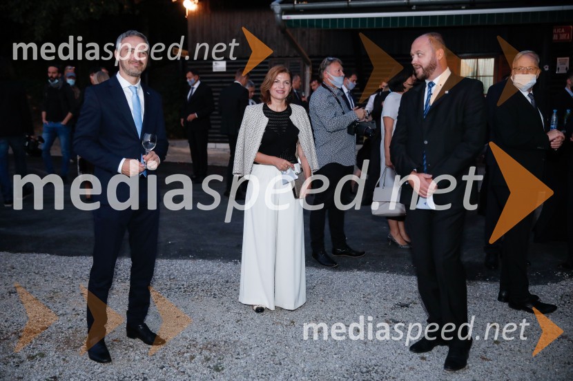  ... ; mag. Sonja  Šmuc, generalna direktorica Gospodarske zbornice Slovenije;  Boštjan Gorjup, direktor podjetja BSH, predsednik Gospodarske zbornice Slovenije52. podelitev Nagrad GZS za izjemne gospodarske in podjetniške dosežke