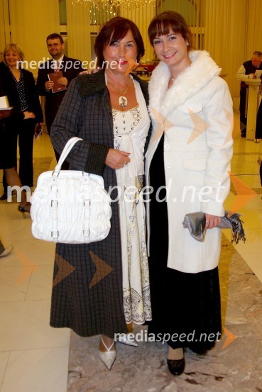 Alenka Drnač Bunta, profesorica glasbe in njena učenka Zinovia Maria Zafeiriadou, zmagovalka pevskega tekmovanja Ondina Otta 2008
Premiera opere Madame Butterfly