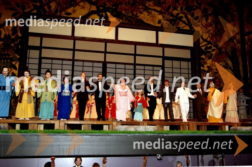 Opera Madame Butterfly - priklonPremiera opere Madame Butterfly