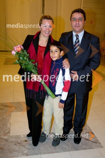 Olga Romanko, v vlogi Madame Butterfly s sinom Alessandrom in soprogomPremiera opere Madame Butterfly