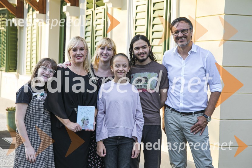 Alenka Kesar in Kamenko Kesar z otroki.Alenka Kesar je izdala knjigo Druga žena