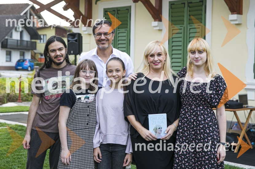 Alenka Kesar in Kamenko Kesar z otroki.Alenka Kesar je izdala knjigo Druga žena