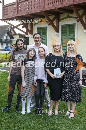 Kamenko Kesar in Alenka Kesar z otroki.Alenka Kesar je izdala knjigo Druga žena