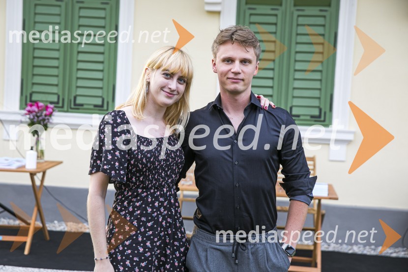 Hčerka Alenke Kesar, Neli Iskra, s partnerjem.Alenka Kesar je izdala knjigo Druga žena