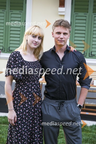 Hčerka Alenke Kesar, Neli Iskra, s partnerjem.Alenka Kesar je izdala knjigo Druga žena