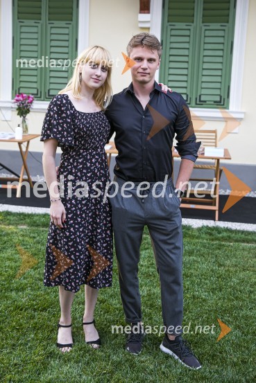 Hčerka Alenke Kesar, Neli Iskra, s partnerjem.Alenka Kesar je izdala knjigo Druga žena