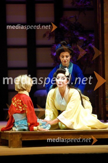 Olga Romanko, v vlogi Madame Butterfly, Irena Petkova, v vlogi Suzuki in Žak MračekPremiera opere Madame Butterfly