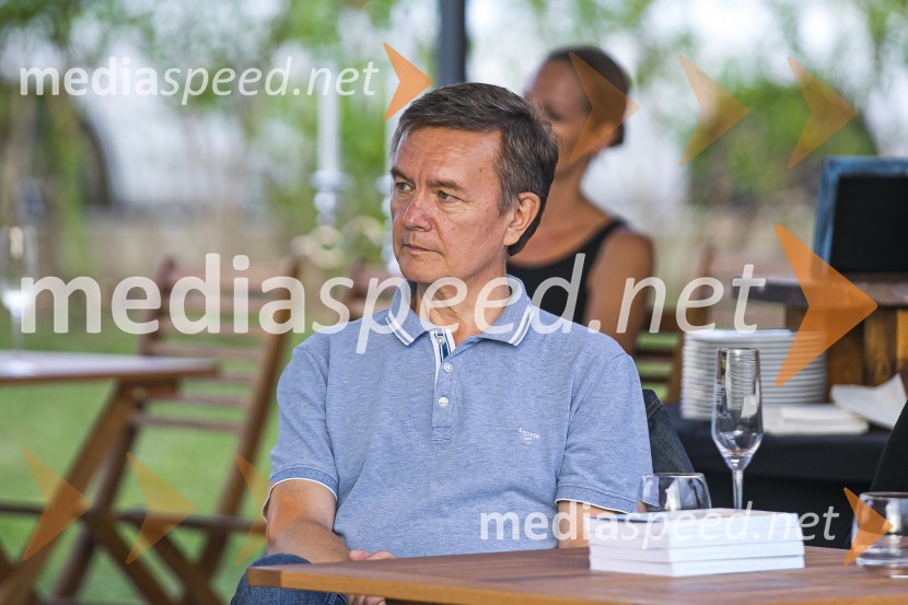  Matjaž MirtAlenka Kesar je izdala knjigo Druga žena