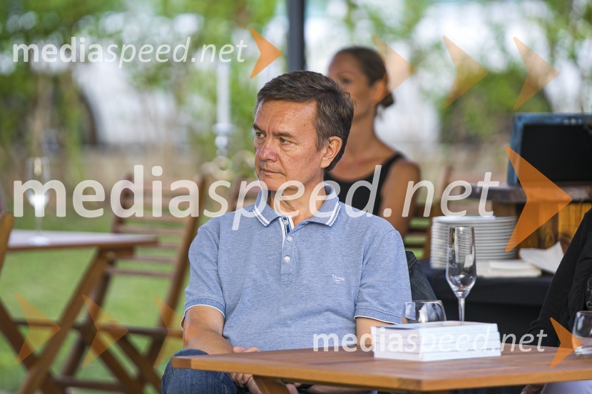  Matjaž MirtAlenka Kesar je izdala knjigo Druga žena