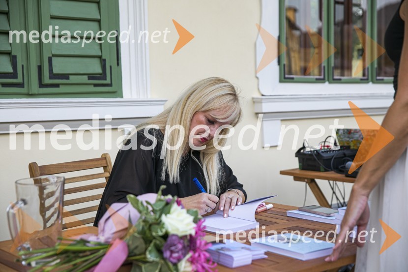  Alenka Kesar, avtorica knjige Druga žena, agencija AdremaAlenka Kesar je izdala knjigo Druga žena