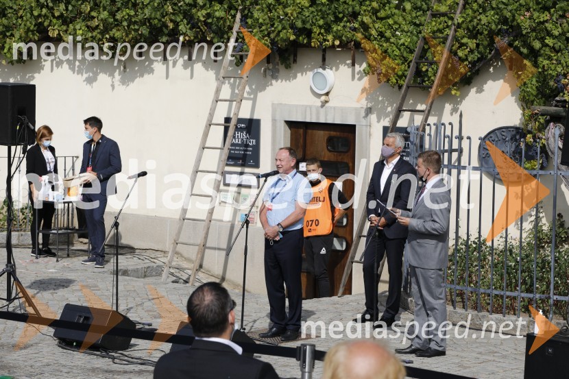  Stane Kocutar, mestni viničar, skrbnik Stare trte, novinar Radia Maribor, zgodovinar;  Aleksander Saša Arsenovič, župan, Mestna občina Maribor;  ... Svečana trgatev stare trte 2020