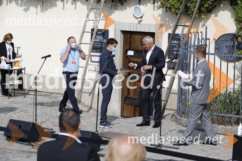  Stane Kocutar, mestni viničar, skrbnik Stare trte, novinar Radia Maribor, zgodovinar;  ... ;  Aleksander Saša Arsenovič, župan, Mestna občina Maribor;  ... Svečana trgatev stare trte 2020