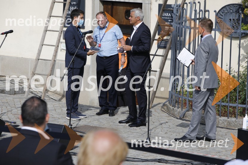  ... ;  Stane Kocutar, mestni viničar, skrbnik Stare trte, novinar Radia Maribor, zgodovinar;  Aleksander Saša Arsenovič, župan, Mestna občina Maribor;  ... Svečana trgatev stare trte 2020