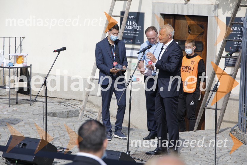  ... ;  Stane Kocutar, mestni viničar, skrbnik Stare trte, novinar Radia Maribor, zgodovinar;  Aleksander Saša Arsenovič, župan, Mestna občina MariborSvečana trgatev stare trte 2020