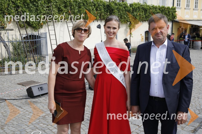  Marjetka Jarc, vino in turistična kmetija Jarc;  Neža Jarc, Mariborska vinska kraljica 2020;  Milan Jarc, vino in turistična kmetija JarcSvečana trgatev stare trte 2020