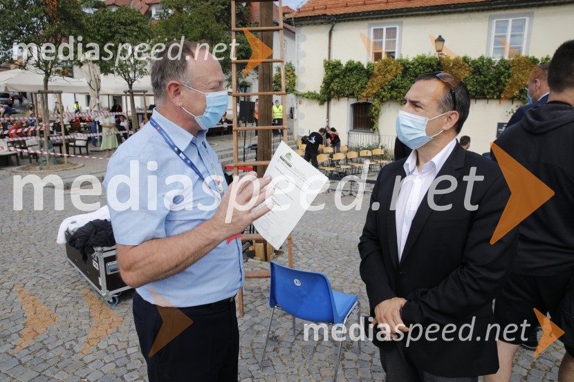  Stane Kocutar, mestni viničar, skrbnik Stare trte, novinar Radia Maribor, zgodovinar; mag. Dejan Kaloh, soustanovitelj portala Politikis, poslanec SDSSvečana trgatev stare trte 2020