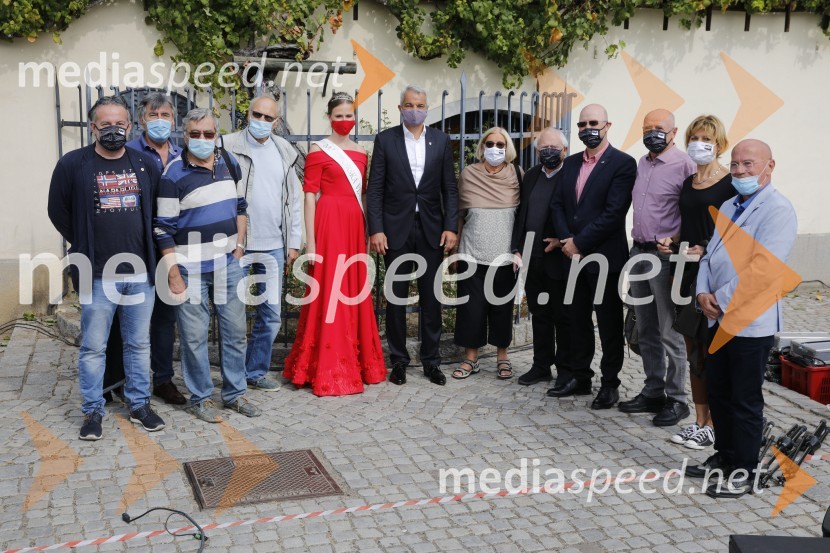  ... ;  ... ;  ... ;  ... ;  Neža Jarc, Mariborska vinska kraljica 2020;  Aleksander Saša Arsenovič, župan, Mestna občina Maribor;  ... ;  ... ;  ... ;  ... ;  ... ;  ... Svečana trgatev stare trte 2020