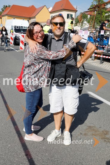  Barbara Bradač, novinarka časnika Večer;  Tadej  Regent, fotografSvečana trgatev stare trte 2020