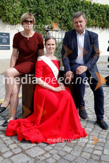  Marjetka Jarc, vino in turistična kmetija Jarc;  Neža Jarc, Mariborska vinska kraljica 2020;  Milan Jarc, vino in turistična kmetija JarcSvečana trgatev stare trte 2020