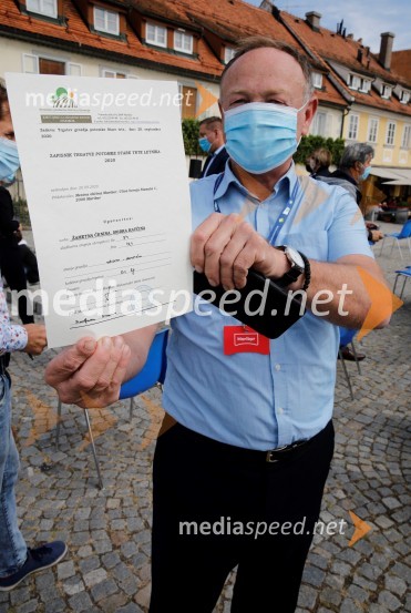  Stane Kocutar, mestni viničar, skrbnik Stare trte, novinar Radia Maribor, zgodovinarSvečana trgatev stare trte 2020