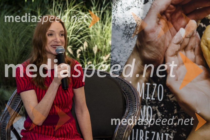  Mojca Mavec, voditeljica