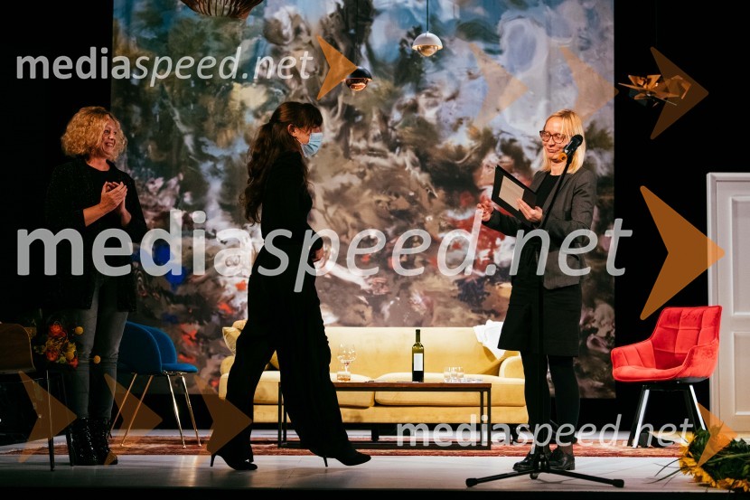 mag. Tina Kosi, upravnica SLG Celje;  Živa Selan, igralka;  Petra Vidali, urednica kulture, VečerLaž, premiera komedije v SLG Celje