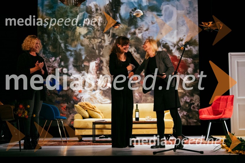 mag. Tina Kosi, upravnica SLG Celje;  Živa Selan, igralka;  Petra Vidali, urednica kulture, VečerLaž, premiera komedije v SLG Celje