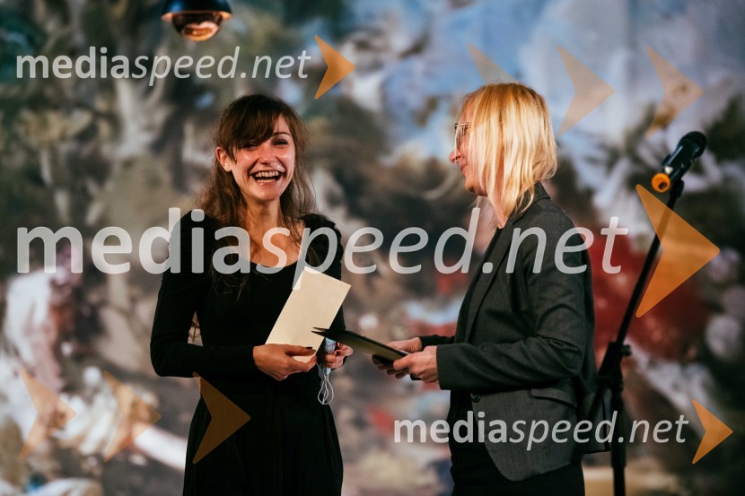  Živa Selan, igralka;  Petra Vidali, urednica kulture, VečerLaž, premiera komedije v SLG Celje