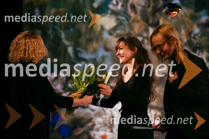 mag. Tina Kosi, upravnica SLG Celje;  Živa Selan, igralka;  Petra Vidali, urednica kulture, VečerLaž, premiera komedije v SLG Celje