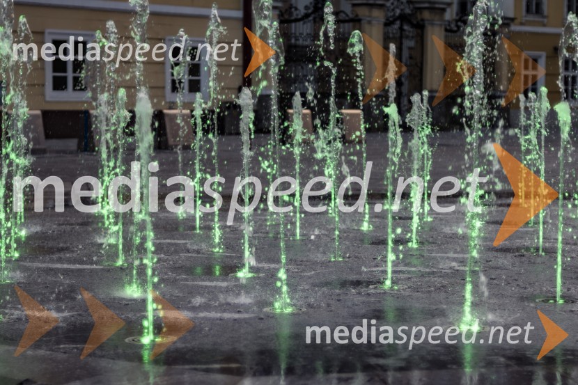 Zeleno obarvan Mariborski grad in fontana na Glavnem trgu ob svetovnem dnevu cerebralne paralize