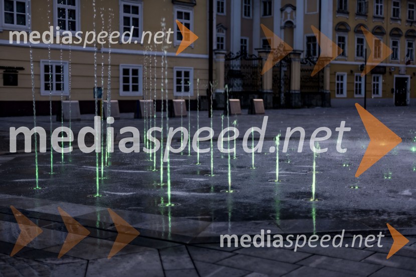 Zeleno obarvan Mariborski grad in fontana na Glavnem trgu ob svetovnem dnevu cerebralne paralize