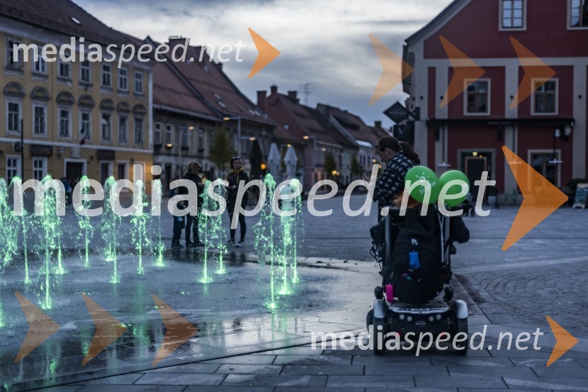 Zeleno obarvan Mariborski grad in fontana na Glavnem trgu ob svetovnem dnevu cerebralne paralize