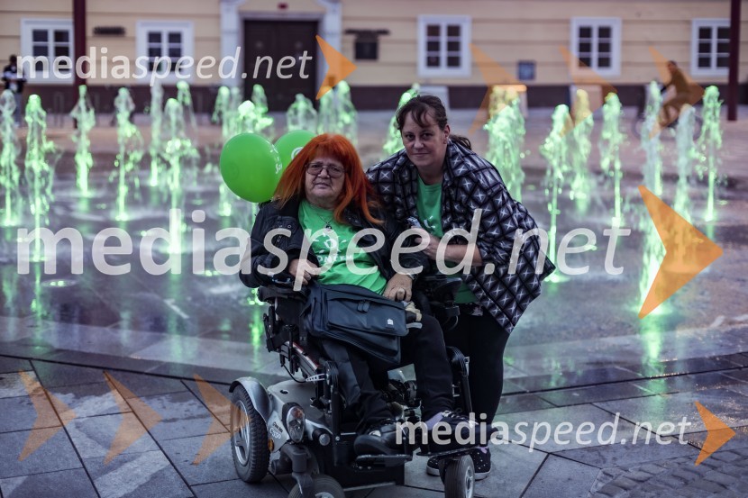 Zeleno obarvan Mariborski grad in fontana na Glavnem trgu ob svetovnem dnevu cerebralne paralize