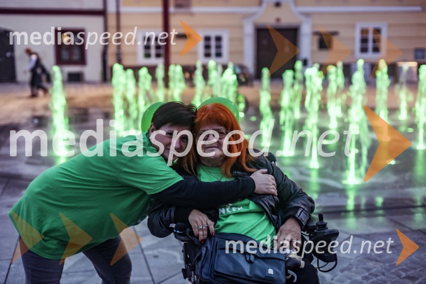 Zeleno obarvan Mariborski grad in fontana na Glavnem trgu ob svetovnem dnevu cerebralne paralize