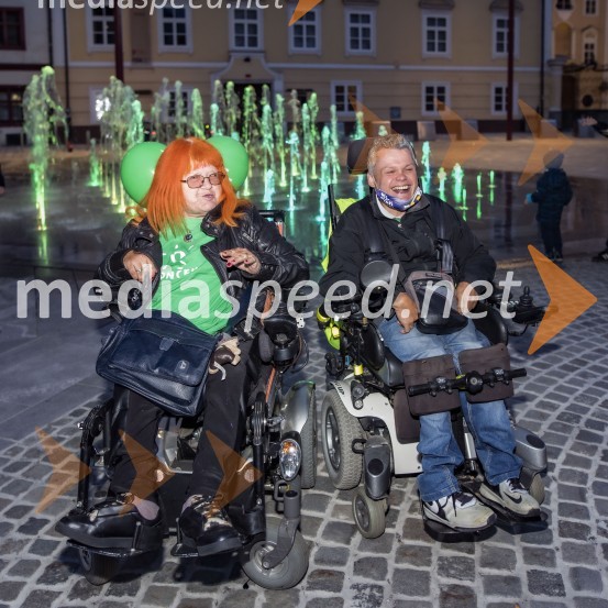 Zeleno obarvan Mariborski grad in fontana na Glavnem trgu ob svetovnem dnevu cerebralne paralize