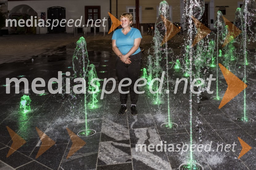 Zeleno obarvan Mariborski grad in fontana na Glavnem trgu ob svetovnem dnevu cerebralne paralize