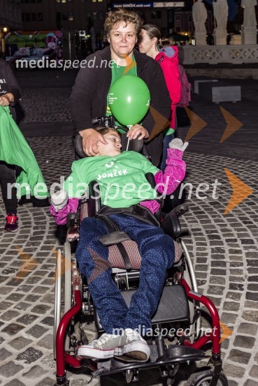 Zeleno obarvan Mariborski grad in fontana na Glavnem trgu ob svetovnem dnevu cerebralne paralize