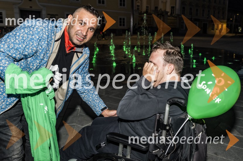 Zeleno obarvan Mariborski grad in fontana na Glavnem trgu ob svetovnem dnevu cerebralne paralize