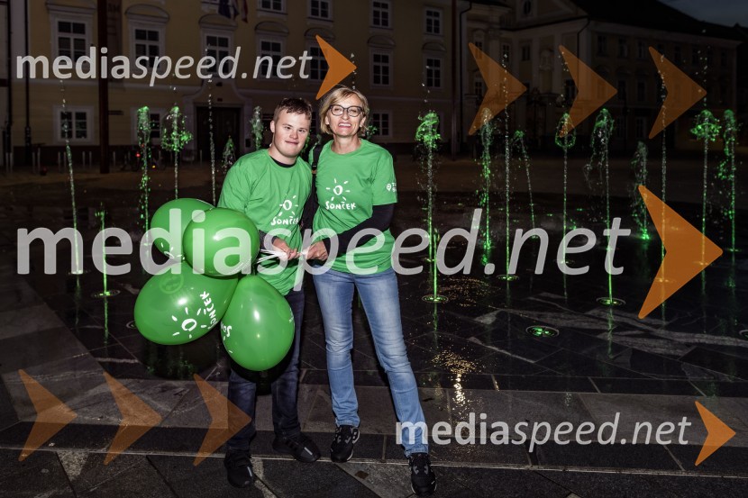 Zeleno obarvan Mariborski grad in fontana na Glavnem trgu ob svetovnem dnevu cerebralne paralize