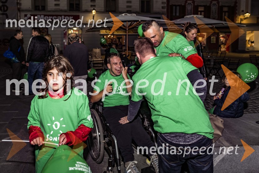 Zeleno obarvan Mariborski grad in fontana na Glavnem trgu ob svetovnem dnevu cerebralne paralize