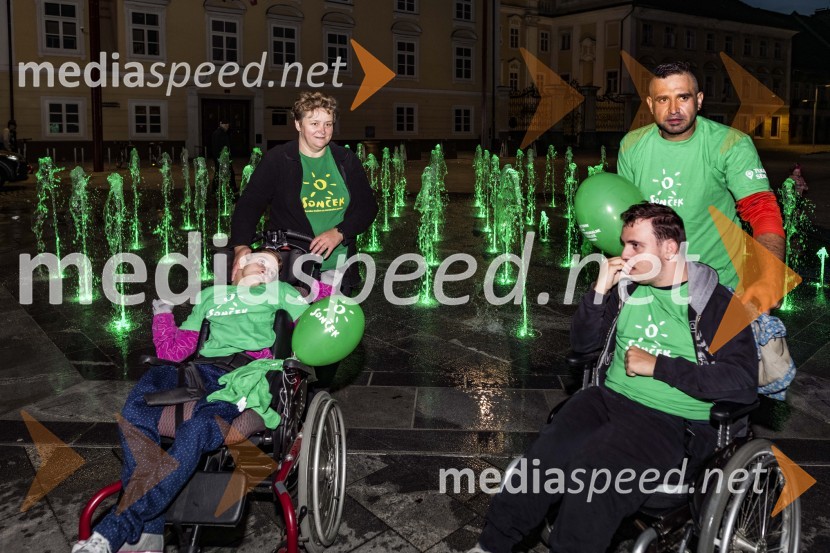 Zeleno obarvan Mariborski grad in fontana na Glavnem trgu ob svetovnem dnevu cerebralne paralize