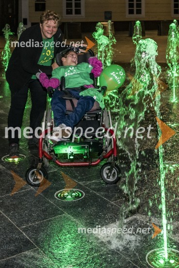 Zeleno obarvan Mariborski grad in fontana na Glavnem trgu ob svetovnem dnevu cerebralne paralize