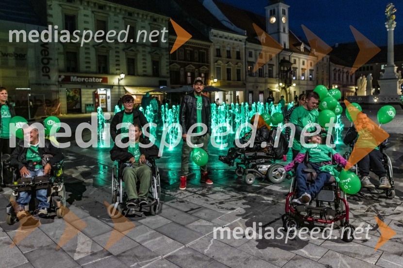 6pack Čukur in udeleženciZeleno obarvan Mariborski grad in fontana na Glavnem trgu ob svetovnem dnevu cerebralne paralize